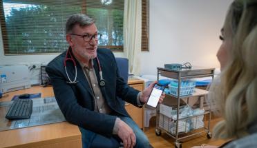 GP shares information on a smartphone